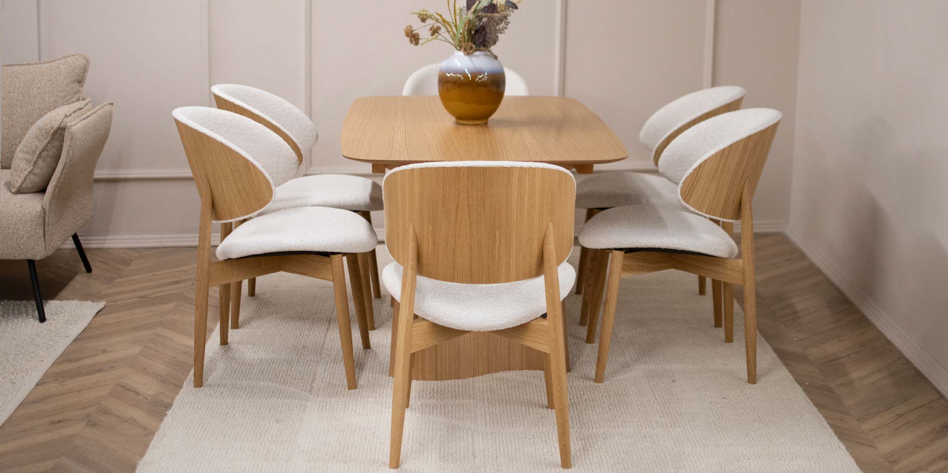 Трпезариски сет со трпезариска маса од даб натур во комбинација со столици со даб ногарки и грб од фурнир од даб, во комбинација со бел мебел штоф.