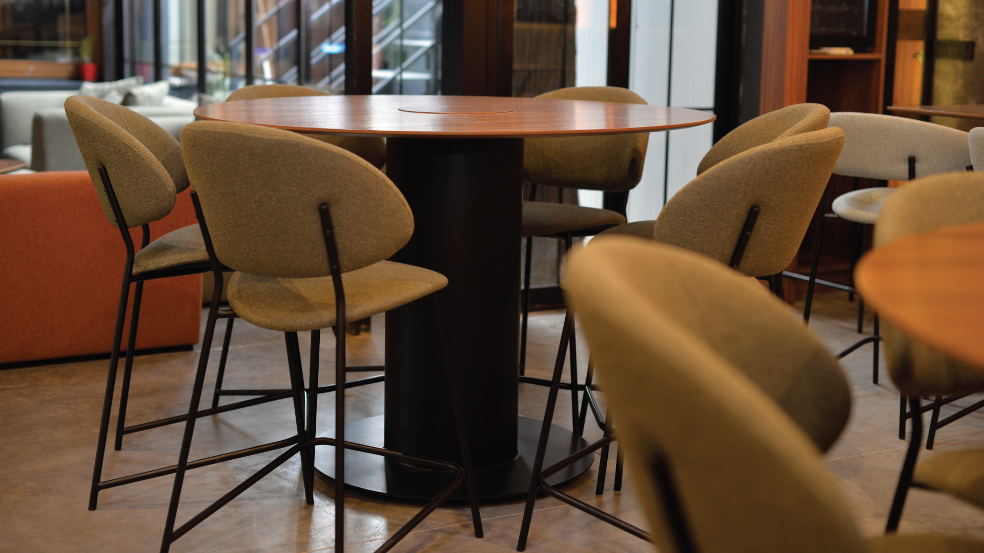 Како да комбинирате барски столици и маси со останатиот мебел