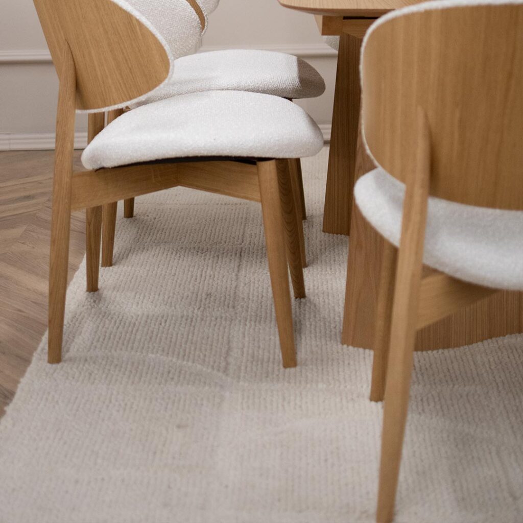 Волнен килим Сѕанно во бела боја.