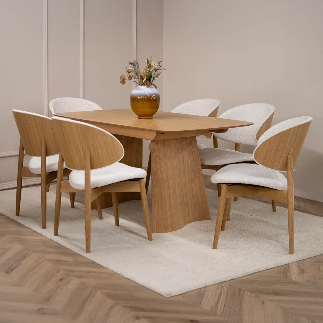 Трпезариски сет со трпезариска маса од даб натур во комбинација со столици со даб ногарки и грб од фурнир од даб, во комбинација со бел мебел штоф.