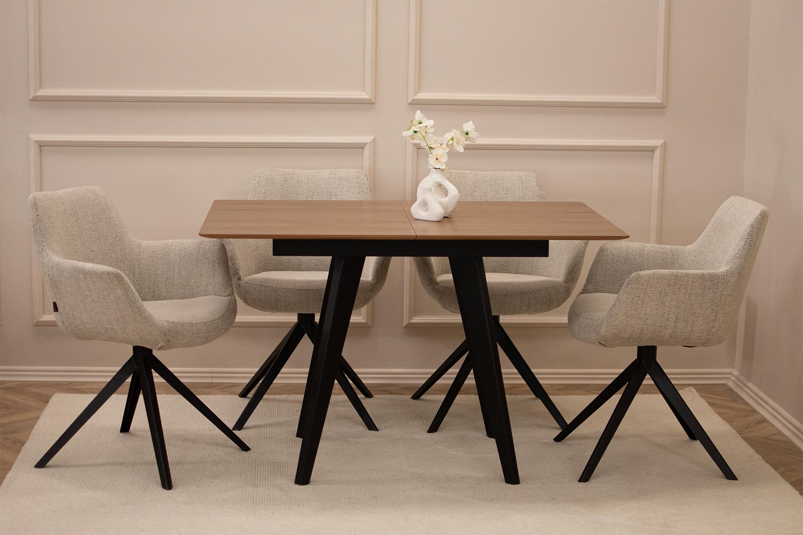Трпезариски сет со мала правоаголна маса 120/80 см со продолжеток, плотна фурниран медијапан орев и црни дрвени ногарки, со 4 столици со раконаслон во крем мебел штоф и црни метални ногарки.