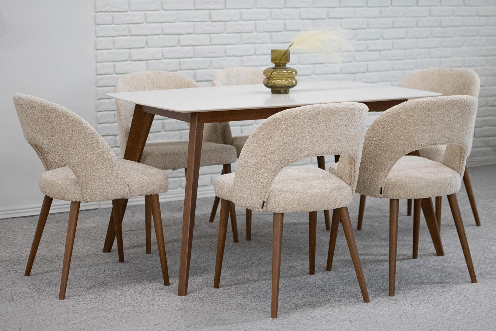 Трпезариски сет со правоаголна маса со беле мат плотна и бука ногарки во кафаева боја, во комабинација со столици со отвор во грбот, изработени во крем букле и бука кафеава боја ногарки.