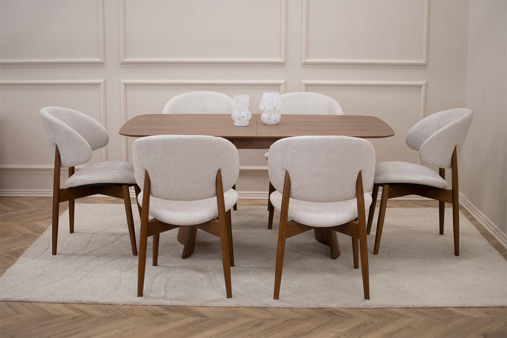 Трпезариски сет со маса од дрво орев со столици во бел мебел штоф и бука кафеава нијанса ногарки.