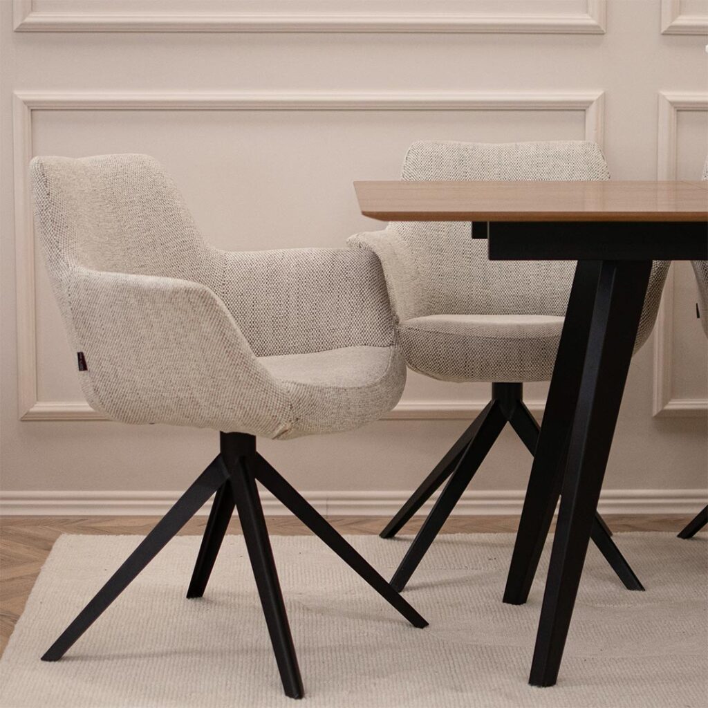 Трпезариски сет со мала правоаголна маса 120/80 см со продолжеток, плотна фурниран медијапан орев и црни дрвени ногарки.