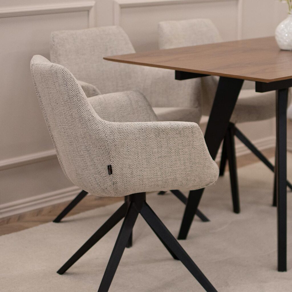 Трпезариски сет со мала правоаголна маса 120/80 см со продолжеток, плотна фурниран медијапан орев и црни дрвени ногарки.