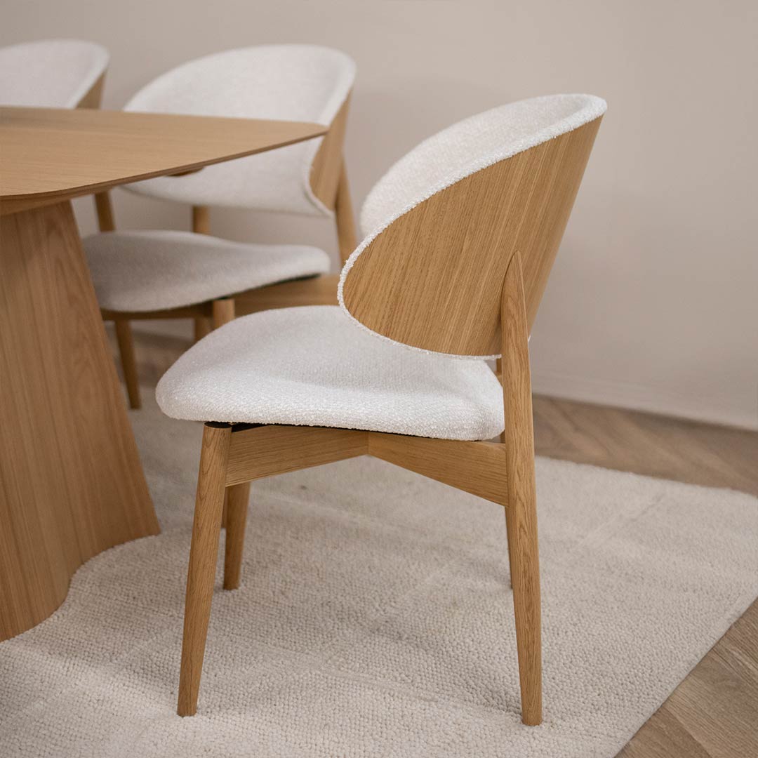 Трпезариски сет со трпезариска маса од даб натур во комбинација со столици со даб ногарки и грб од фурнир од даб, во комбинација со бел мебел штоф.