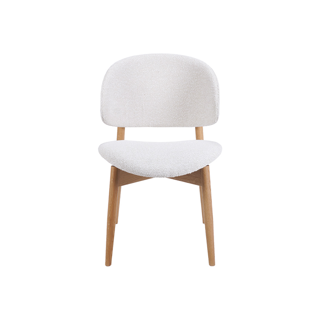 Трпезариска столица со дрвени даб ногарки и со фурнир од даб во грбот во комбинација со бел мебел штоф.