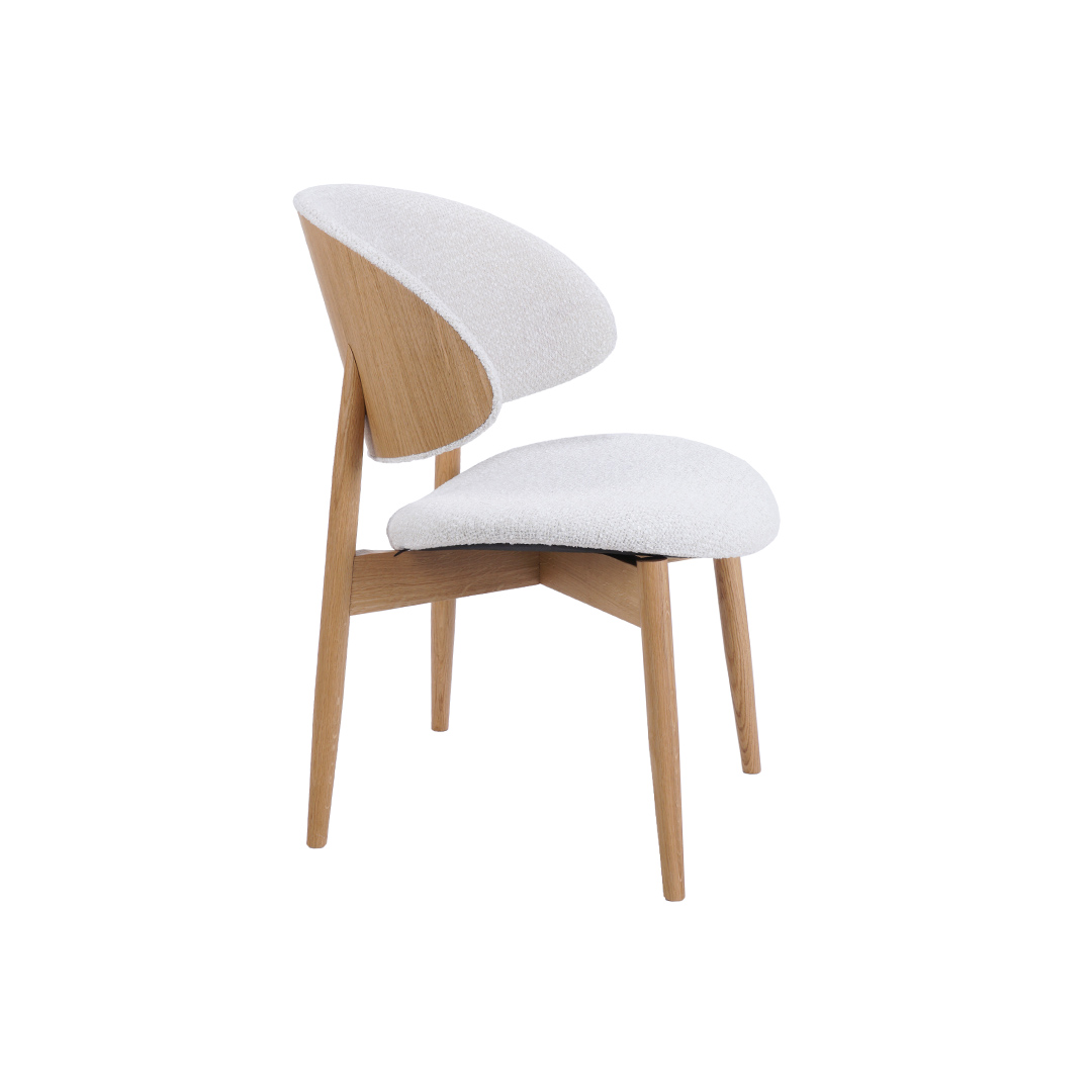 Трпезариска столица со дрвени даб ногарки и со фурнир од даб во грбот во комбинација со бел мебел штоф.