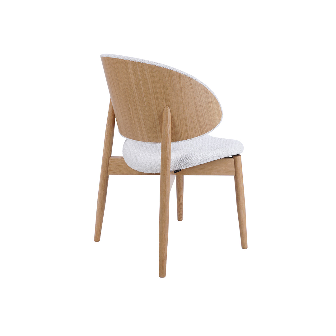 Трпезариска столица со дрвени даб ногарки и со фурнир од даб во грбот во комбинација со бел мебел штоф.