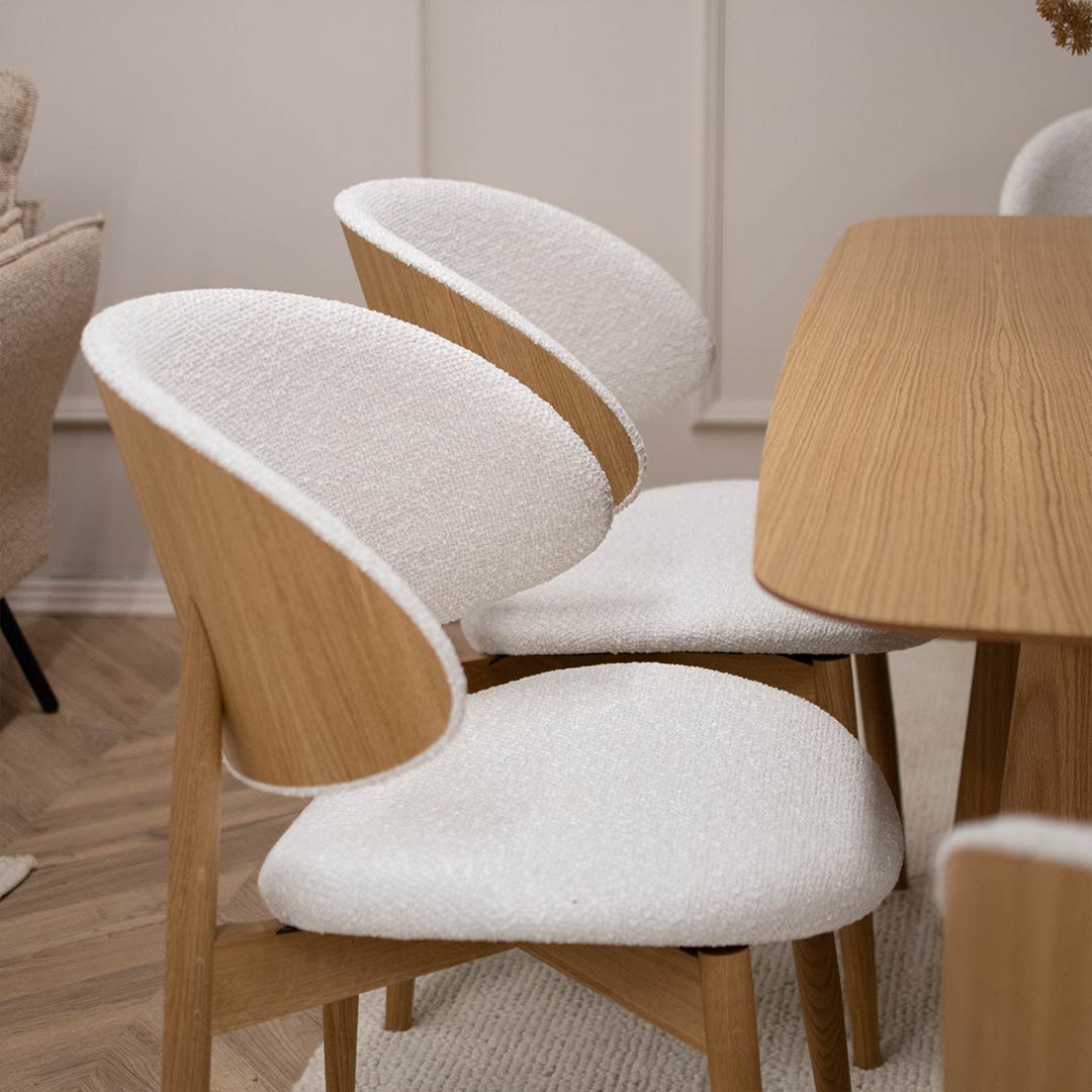 Трпезариски сет со трпезариска маса од даб натур во комбинација со столици со даб ногарки и грб од фурнир од даб, во комбинација со бел мебел штоф.