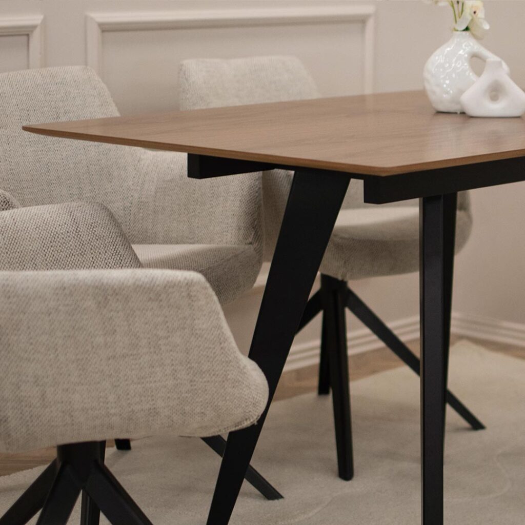 Трпезариски сет со мала правоаголна маса 120/80 см со продолжеток, плотна фурниран медијапан орев и црни дрвени ногарки.