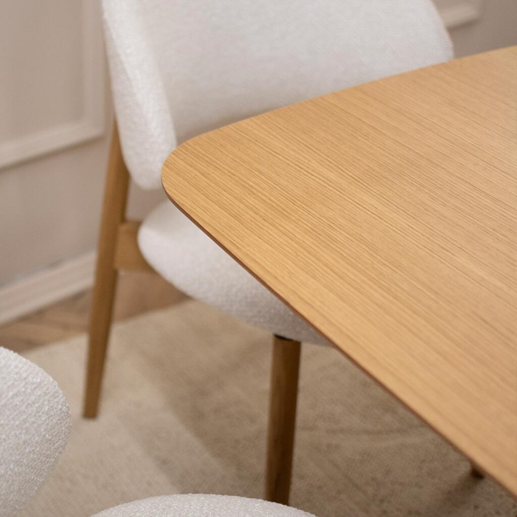 Трпезариски сет со маса од дрво даб со заоблени агли и две неправилна форма ногарки..