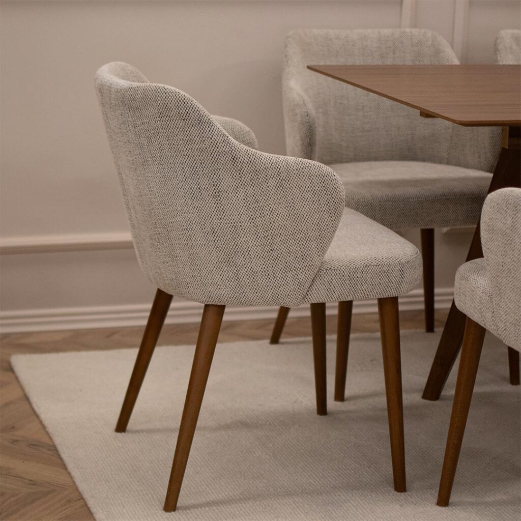 Трпезариски столици со раконаслон во светло крем мебел штоф и бука ногарки во кафеава боја.