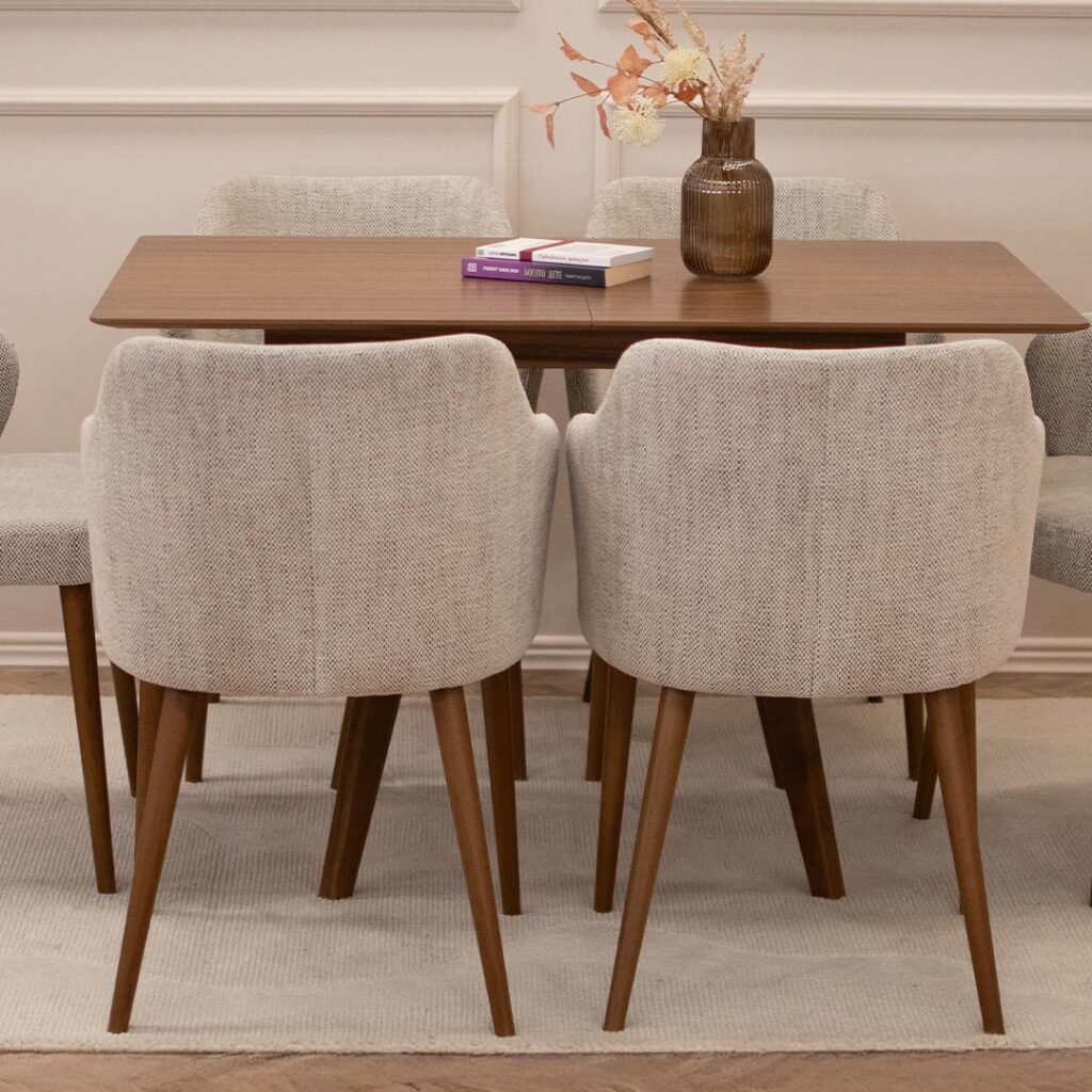 Трпезариски столици со раконаслон во светло крем мебел штоф и бука ногарки во кафеава боја.