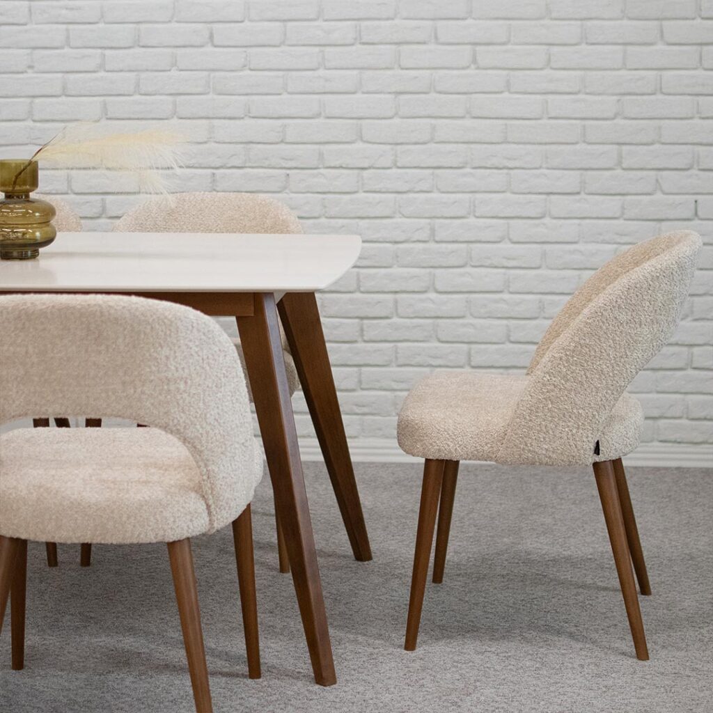 Трпезариски столици со отвор во грбот, изработени во крем букле и бука кафеава боја ногарки.