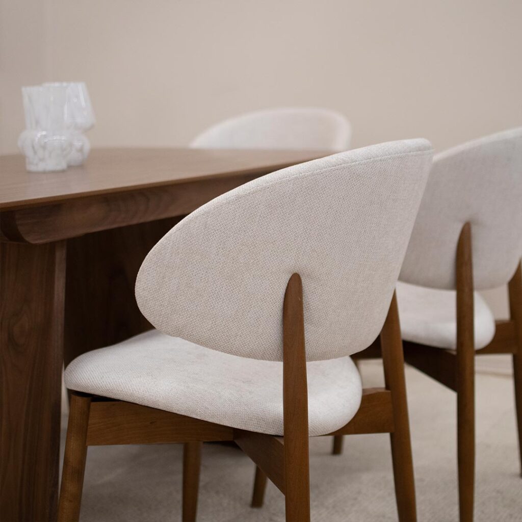 Трпезариски сет со маса од дрво орев со столици во бел мебел штоф и бука кафеава нијанса ногарки.