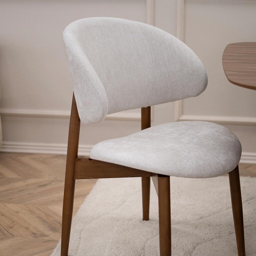 Трпезариска столица со дрвени бука ногарки и бел мебел штоф.