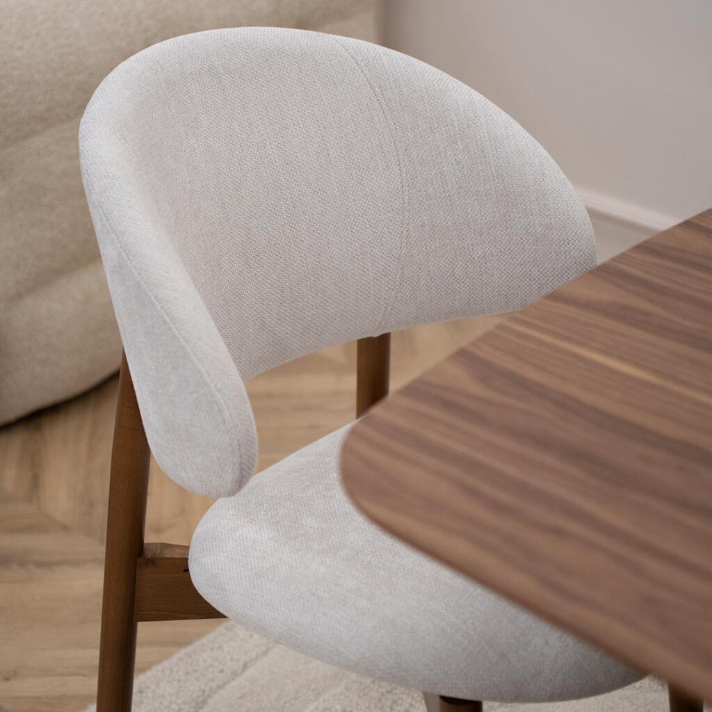 Трпезариски сет со маса од дрво орев со столици во бел мебел штоф и бука кафеава нијанса ногарки.