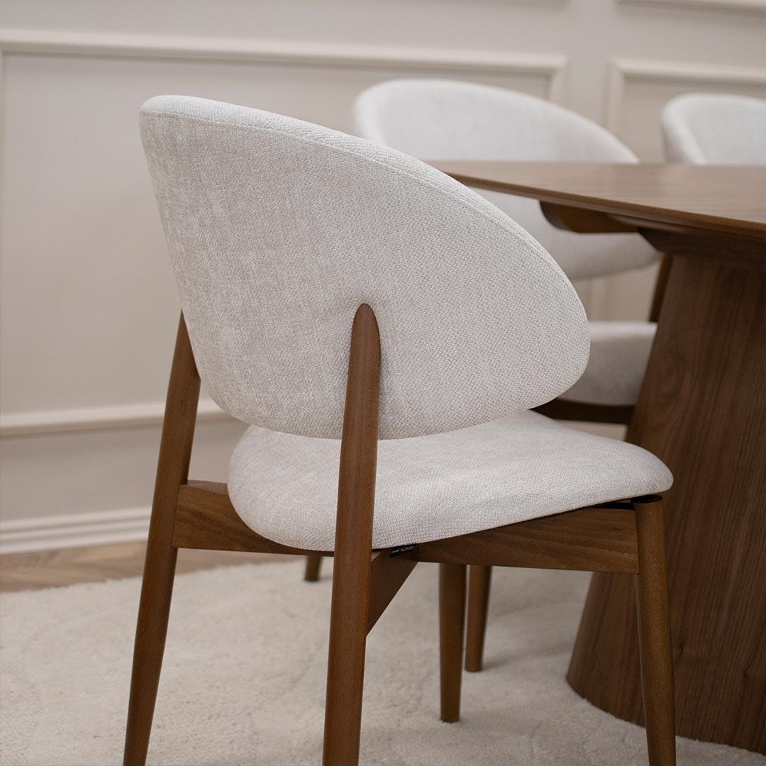 Трпезариска столица Celine со бука ногарки нијнса 3 во мебел штоф Oslo 9490.