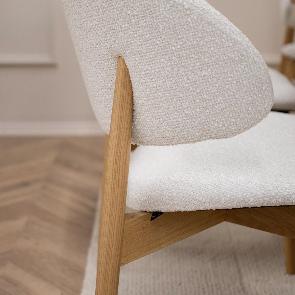 Трпезариски столици во бел мебел штоф и даб натур боја ногарки.