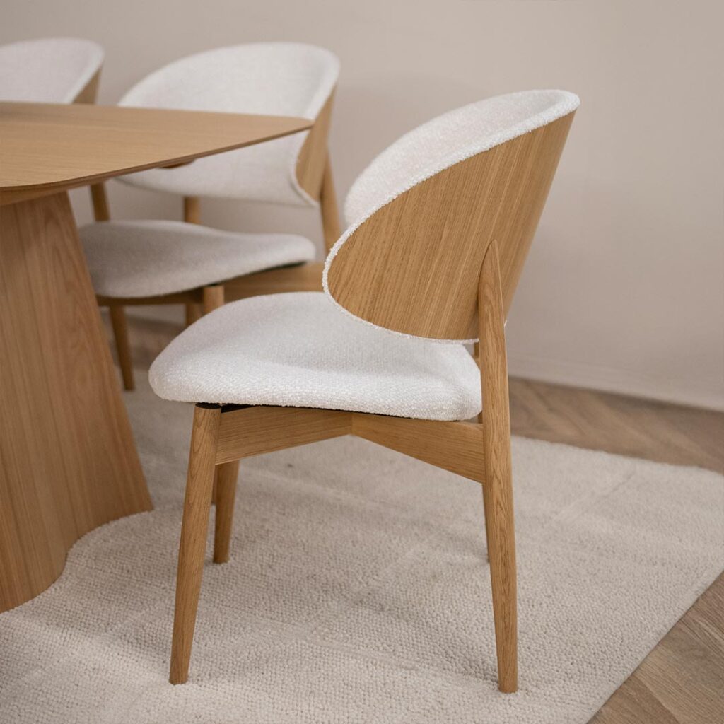 Трпезариски столици со даб ногарки и грб од фурнир даб со бел мебел штоф.