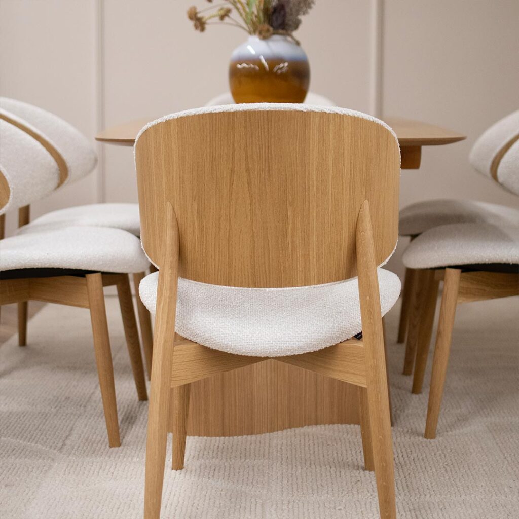 Трпезариски столици со даб ногарки и грб од фурнир даб со бел мебел штоф.