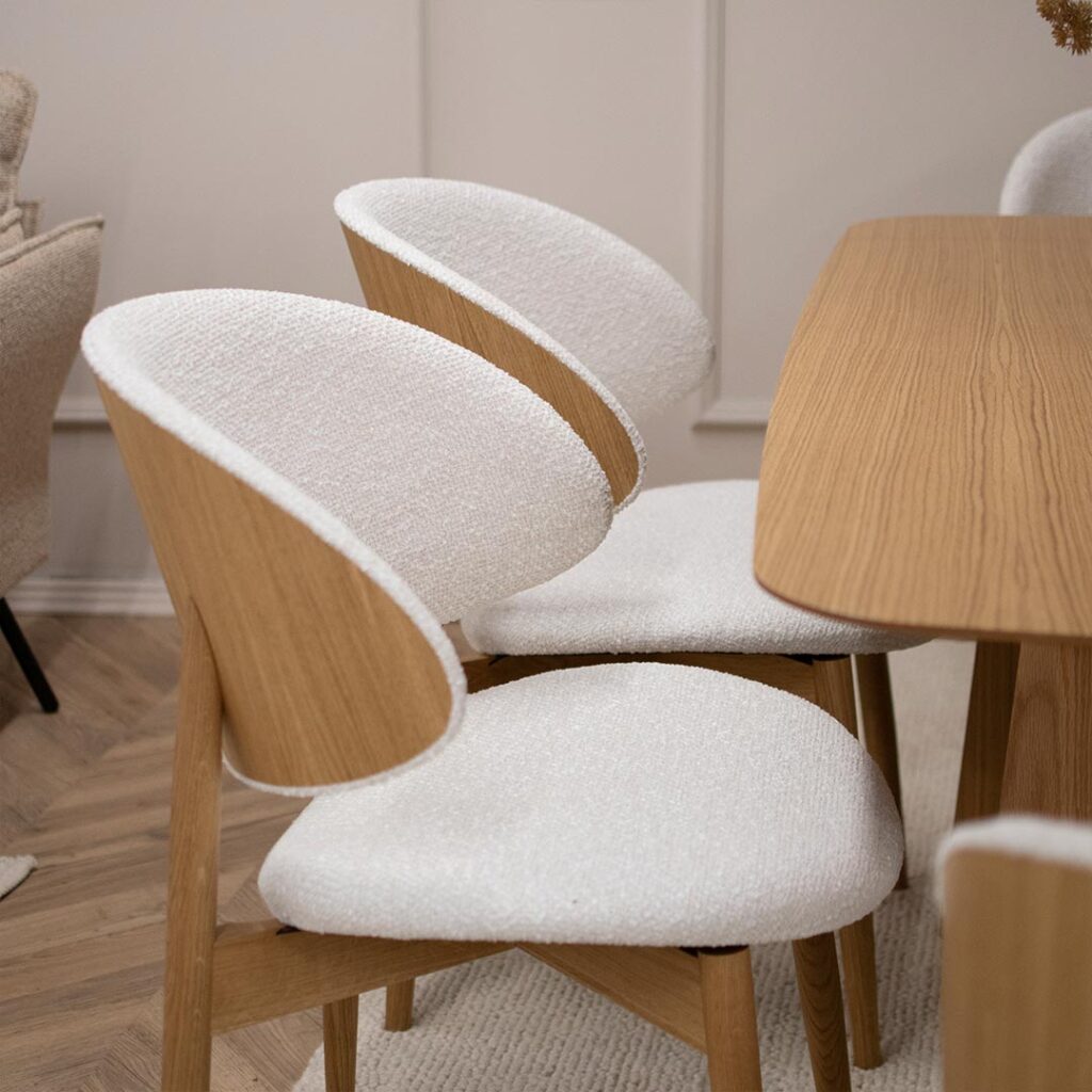 Трпезариски столици со даб ногарки и грб од фурнир даб со бел мебел штоф.