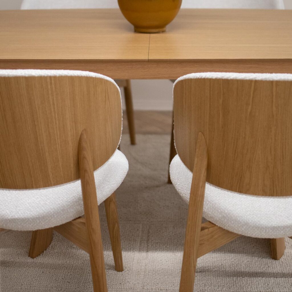 Трпезариски сет со маса од дрво даб во натур боја во комбинација со столици со даб ногарки и грб од фурнир даб со бел мебел штоф.