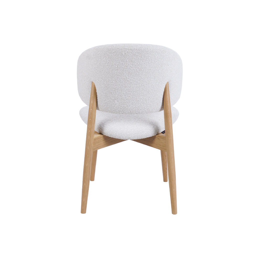 Трпезариска столица Celine со даб ногарки нијанса 440 и мебел штоф од втора категорија Capri 9534.