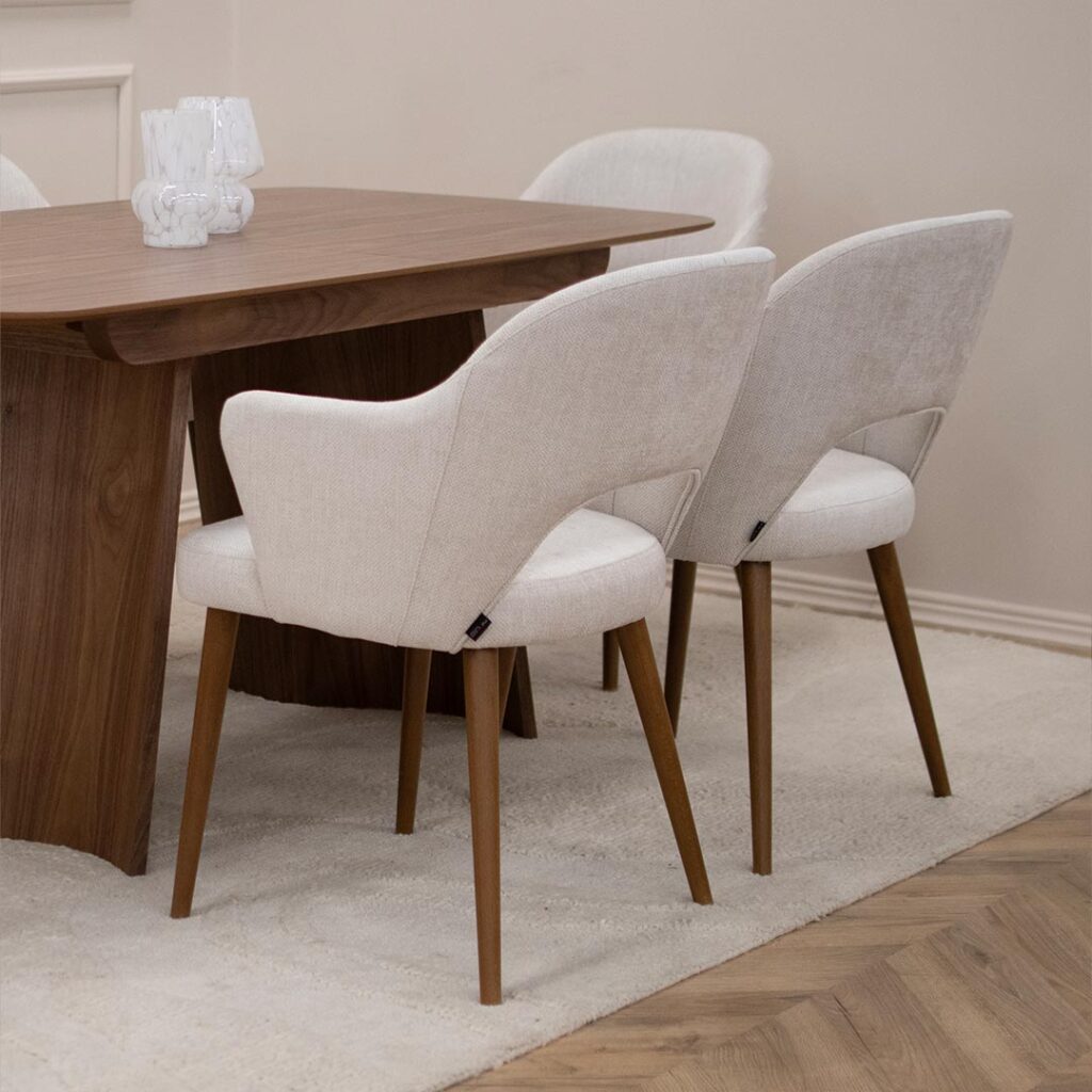 Трпезариски столици со раконаслон со бука кафеава боја ногарки и светло крем мебел штоф.