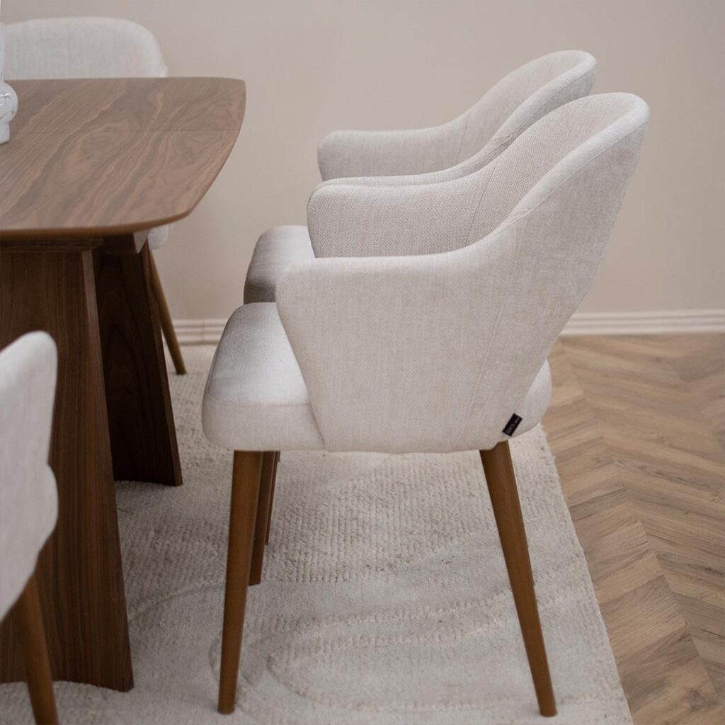 Трпезариски столици со раконаслон со бука кафеава боја ногарки и светло крем мебел штоф.