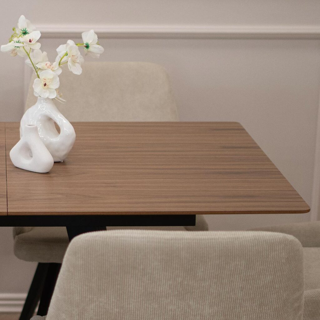 Трпезариски сет со мала правоаголна маса 120/80 см со продолжеток, плотна фурниран медијапан орев и црни дрвени ногарки, со 4 столици со раконаслон во крем мебел штоф и црни метални ногарки.