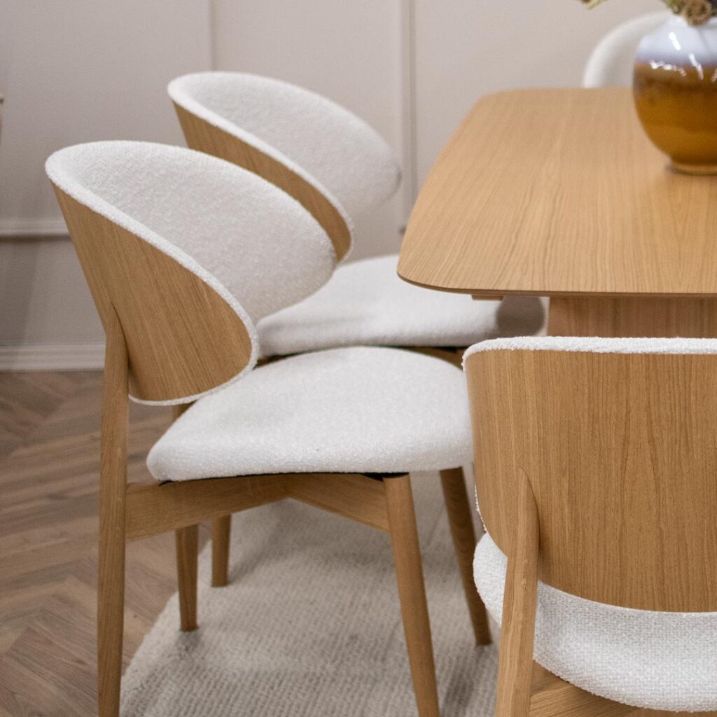 Трпезариски столици со даб ногарки и грб од фурнир даб со бел мебел штоф.