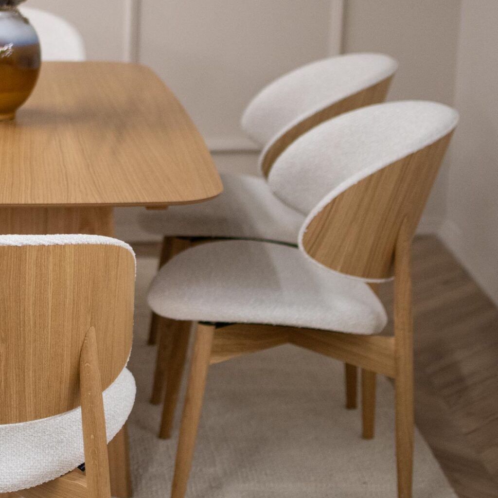 Трпезариски столици со даб ногарки и грб од фурнир даб со бел мебел штоф.