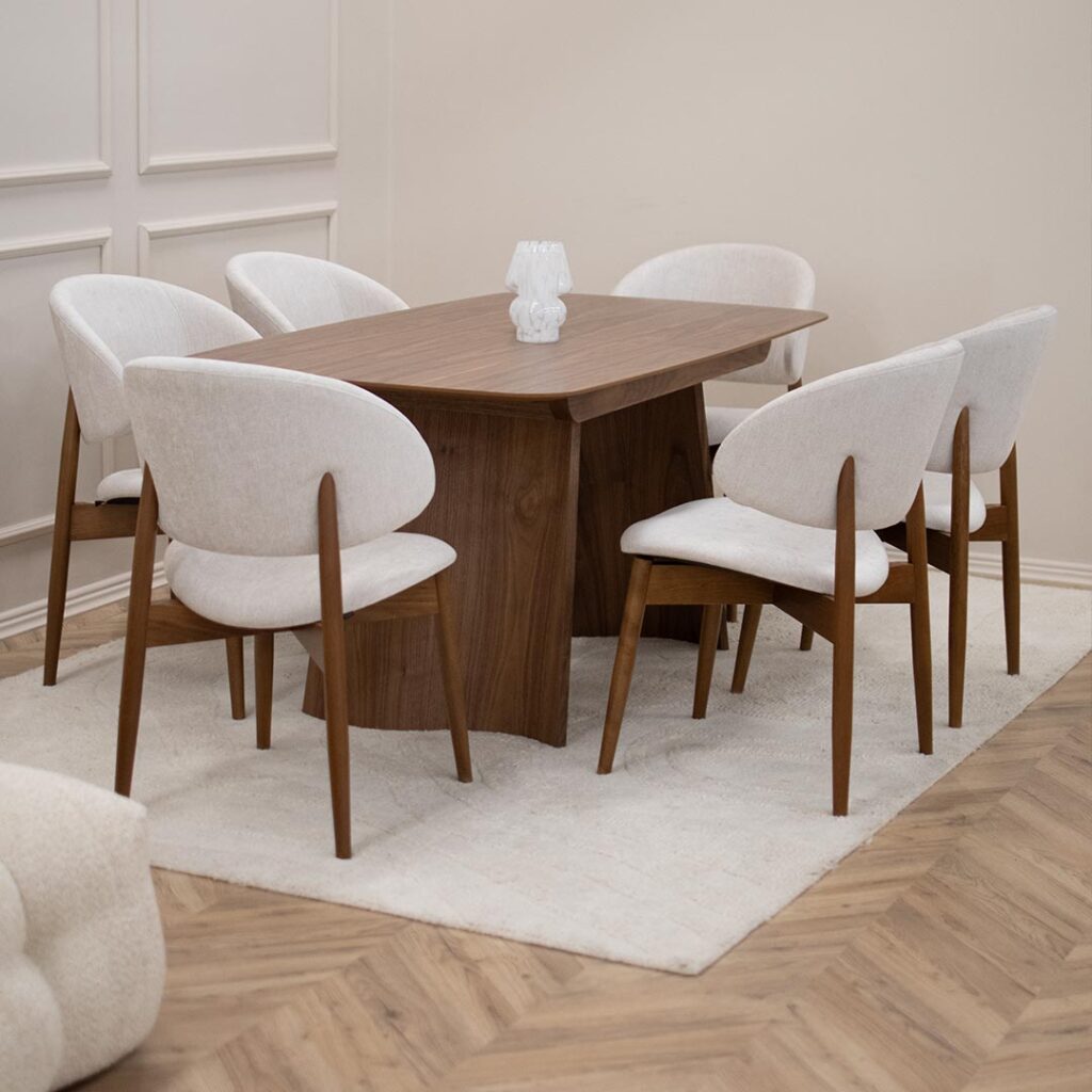 Трпезариски сет со маса од дрво орев со столици во бел мебел штоф и бука кафеава нијанса ногарки.