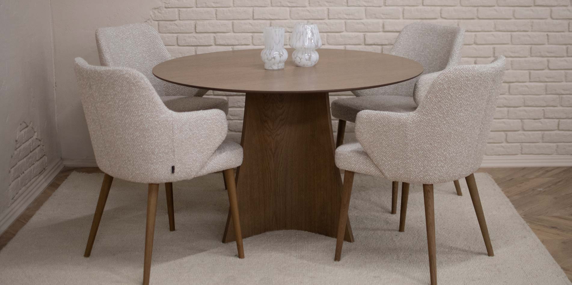 Кружна трпезариска маса Astra од даб со централна ногарка и тапацирани столици во крем штоф, модерен трпезариски сет во топол ентериер