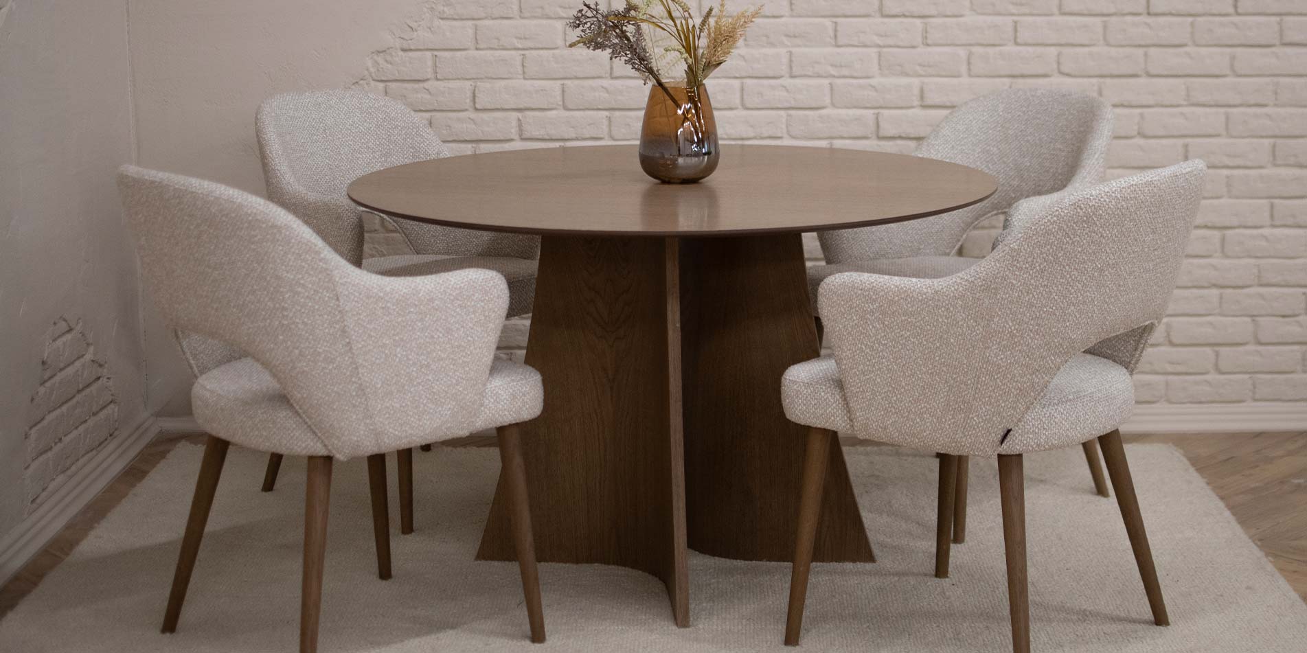 Кружна трпезариска маса Astra од даб со централна ногарка и тапацирани столици во крем штоф, модерен трпезариски сет во топол ентериер