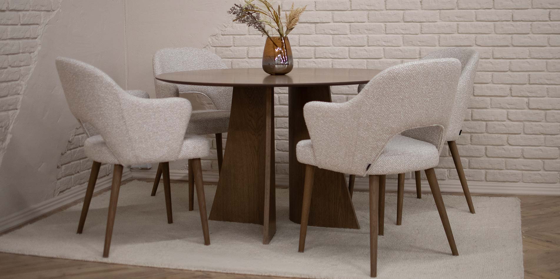 Кружна трпезариска маса Astra од даб со централна ногарка и тапацирани столици во крем штоф, модерен трпезариски сет во топол ентериер