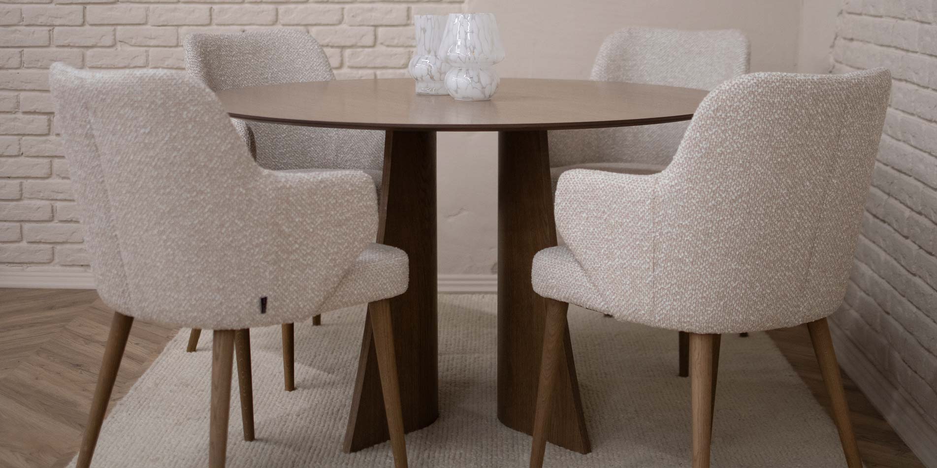 Кружна трпезариска маса Astra од даб со централна ногарка и тапацирани столици во крем штоф, модерен трпезариски сет во топол ентериер