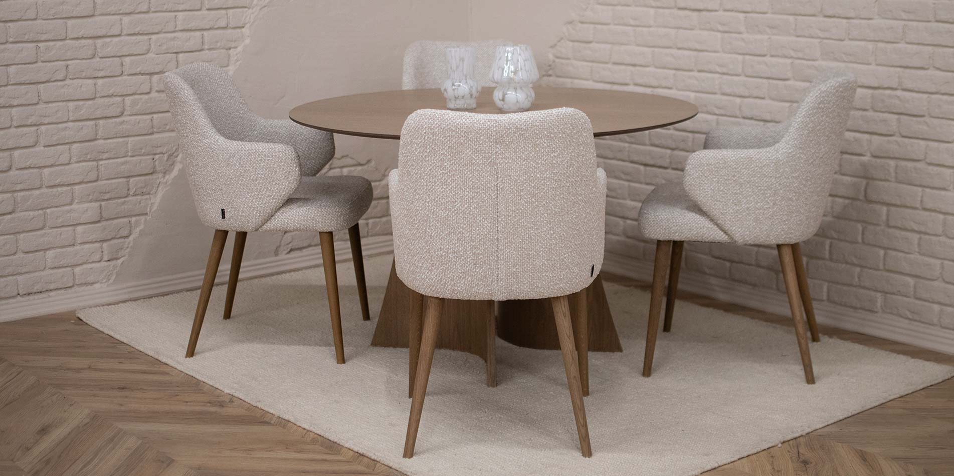 Кружна трпезариска маса Astra од даб со централна ногарка и тапацирани столици во крем штоф, модерен трпезариски сет во топол ентериер