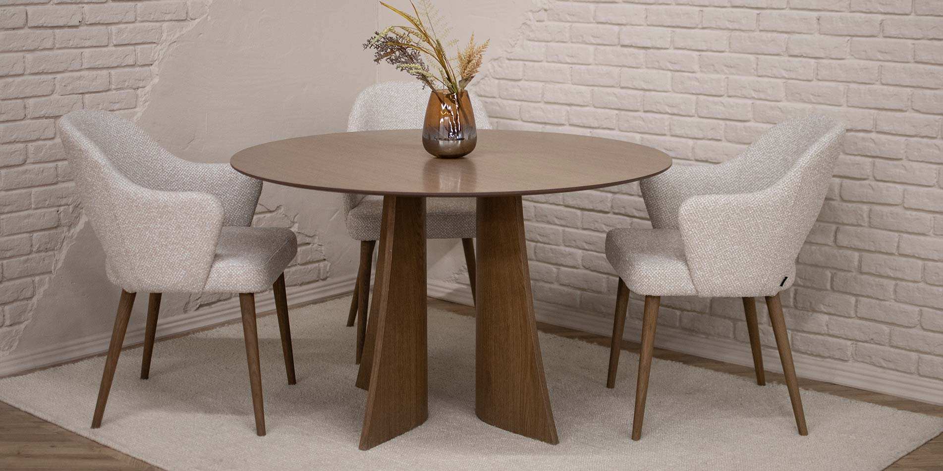 Кружна трпезариска маса Astra од даб со централна ногарка и тапацирани столици во крем штоф, модерен трпезариски сет во топол ентериер