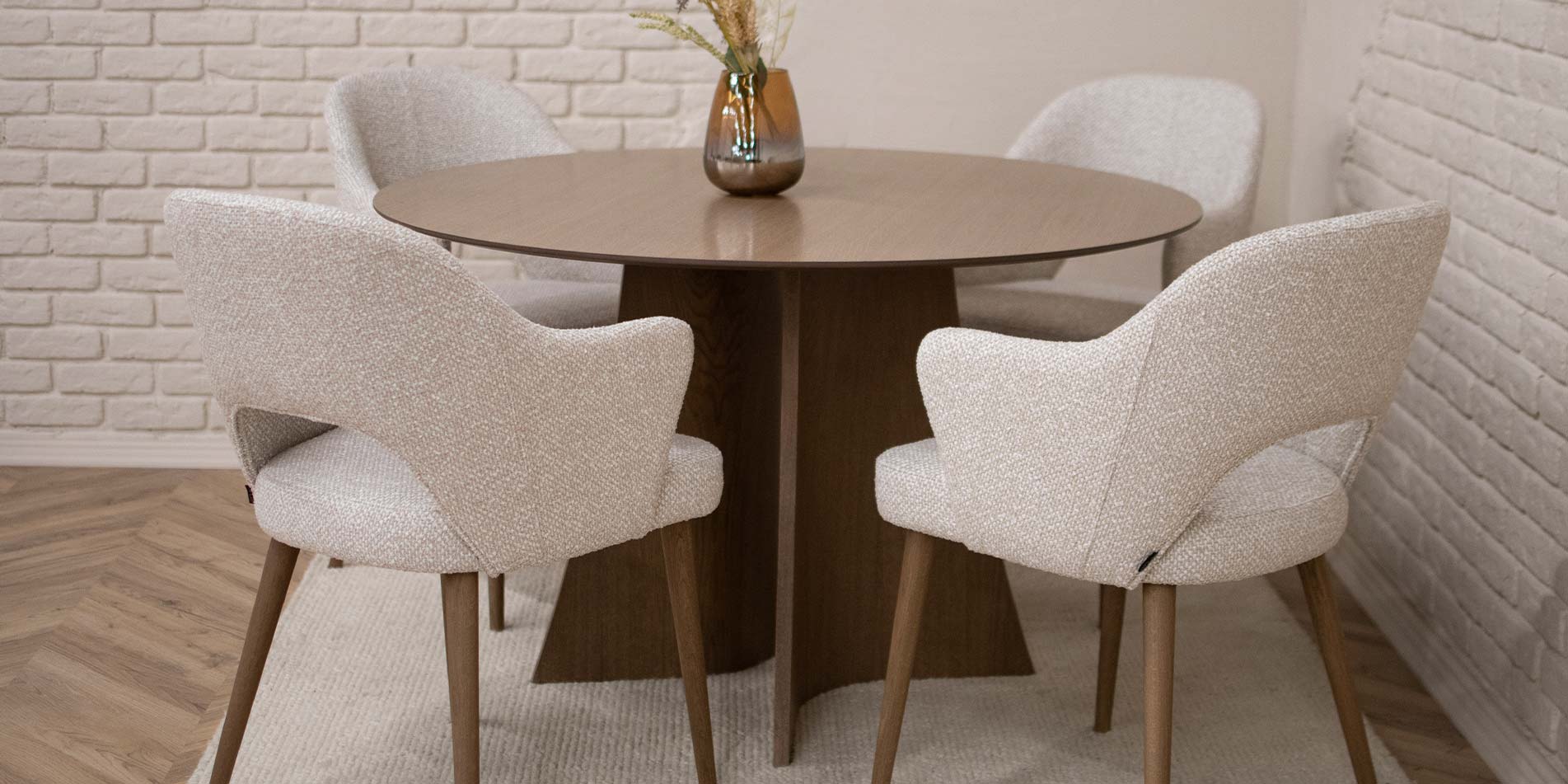 Кружна трпезариска маса Astra од даб со централна ногарка и тапацирани столици во крем штоф, модерен трпезариски сет во топол ентериер