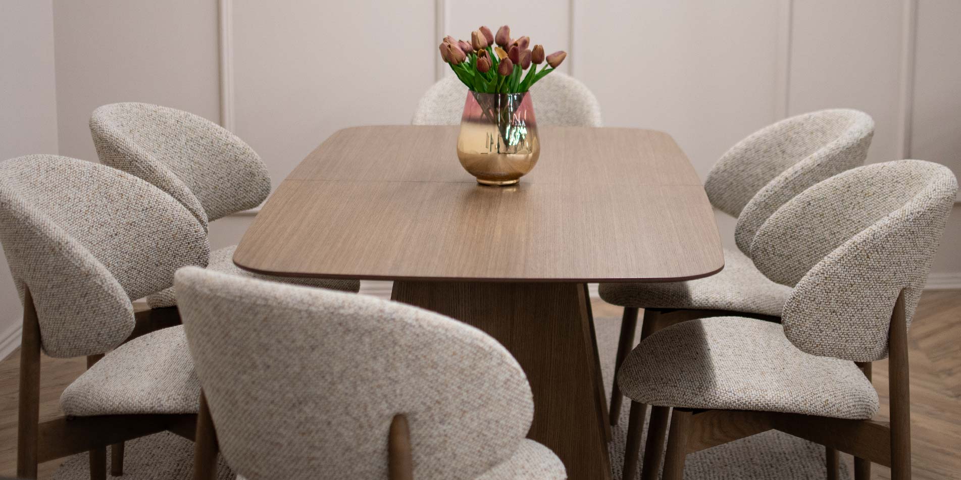 Трпезариска маса Orbis од даб со заоблени ногарки и столици Celine во светол мебел штоф, модерен трпезариски сет во топол ентериер