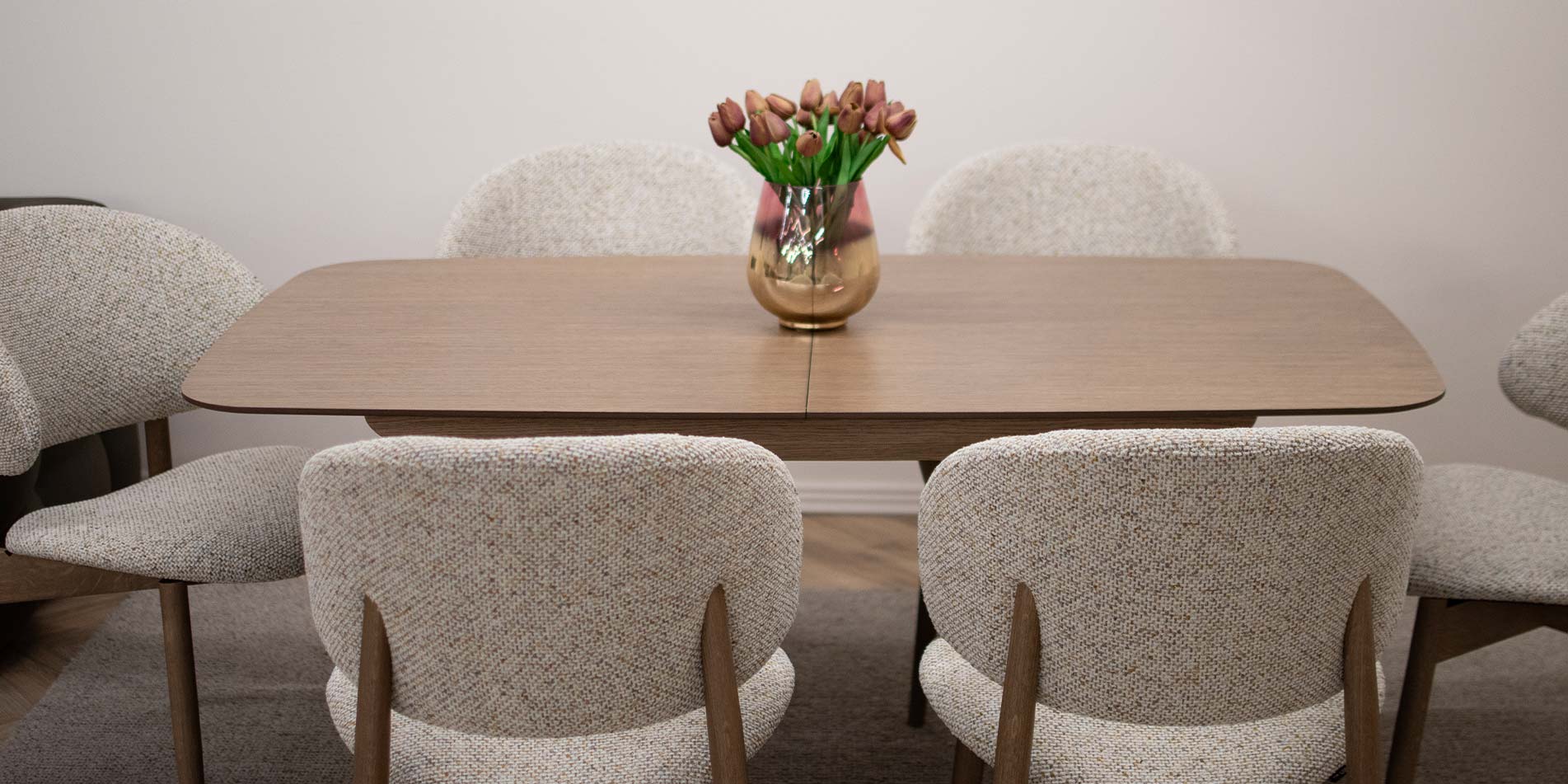 Трпезариска маса Orbis од даб со заоблени ногарки и столици Celine во светол мебел штоф, модерен трпезариски сет во топол ентериер