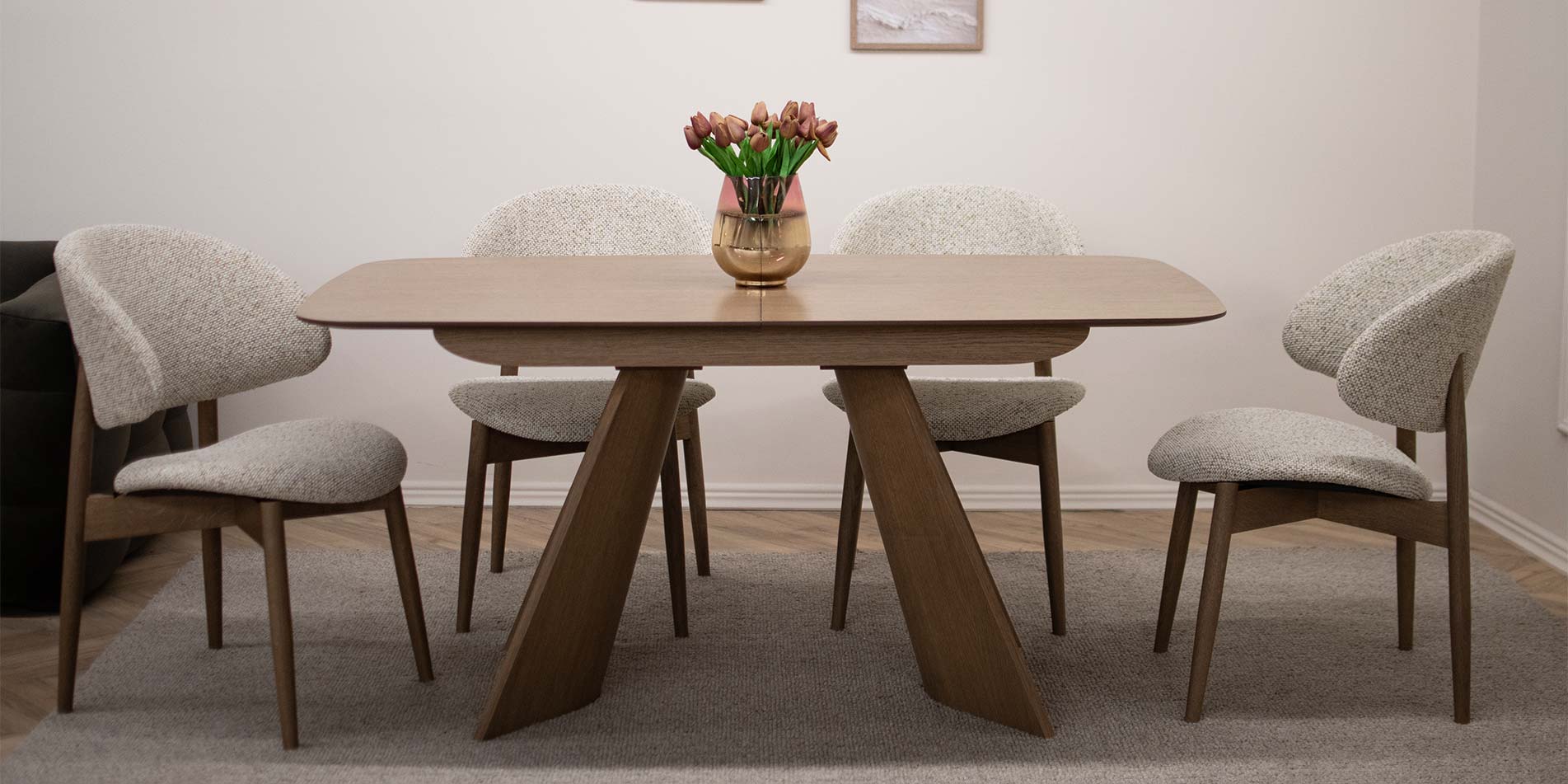 Трпезариска маса Orbis од даб со заоблени ногарки и столици Celine во светол мебел штоф, модерен трпезариски сет во топол ентериер