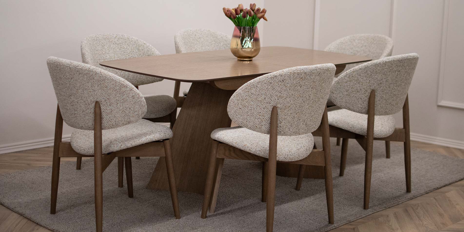 Трпезариска маса Orbis од даб со заоблени ногарки и столици Celine во светол мебел штоф, модерен трпезариски сет во топол ентериер