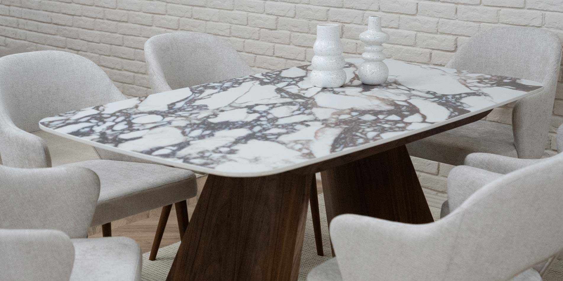 Dining table with ceramic table top in brown and white design, with walnut wood legs. With armchairs with white upholstery. 