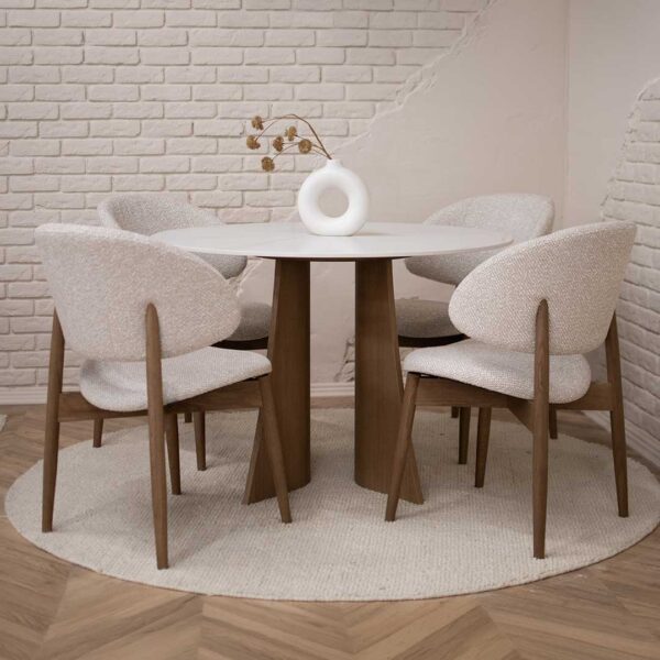 Мала кружна трпезариска маса со керамичка плотна Laminam и со кафеави даб ногарки со столици во светло крем мебел штоф.