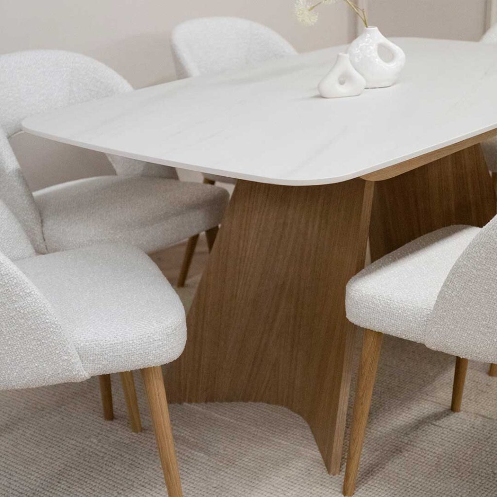 Trpezariska masa Orbis so plotna Laminam vo bela boja i nepravilna forma nogarki od dab, so stolici Aurora so dab nogarki i bel mebel stof.