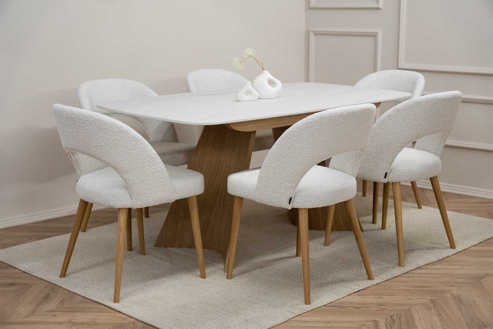 Trpezariska masa Orbis so plotna Laminam vo bela boja i nepravilna forma nogarki od dab, so stolici Aurora so dab nogarki i bel mebel stof.